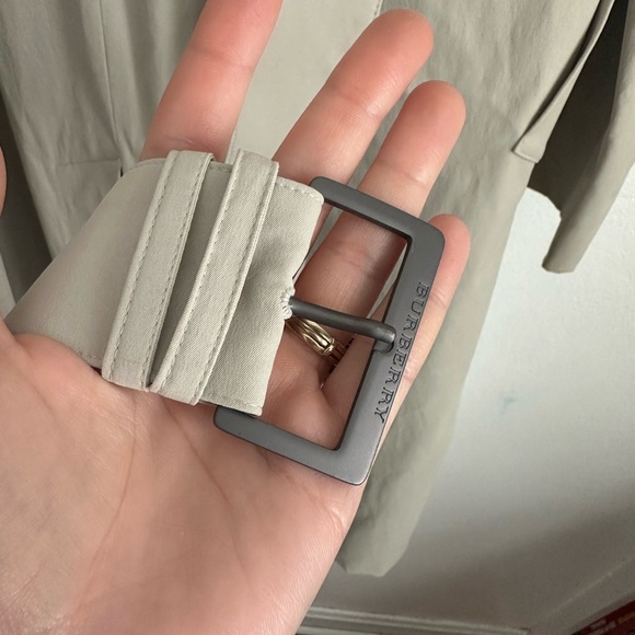 Burberry Women’s Classic Tan Trench Coat - Picture 12 of 16